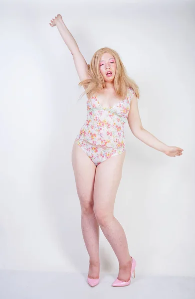 Plus size menina loira asiática em lingerie bonito no fundo branco — Fotografia de Stock