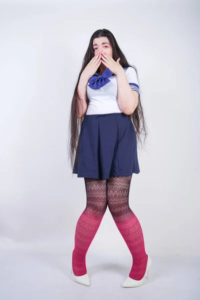Φοβισμένο κορίτσι στο σχολείο στολή anime σε λευκό φόντο — Φωτογραφία Αρχείου