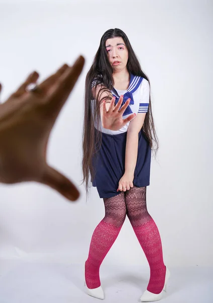Chica asustada en uniforme de anime de la escuela sobre fondo blanco — Foto de Stock