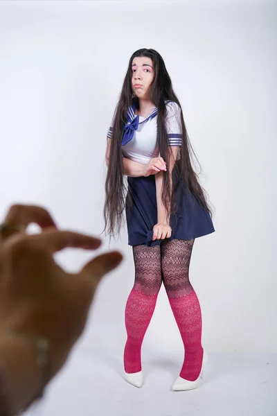 무서운 소녀 에 학교 애니메이션 유니폼 에 화이트 배경 — 스톡 사진