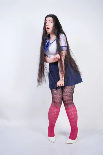 Fille effrayée dans l'école anime uniforme sur fond blanc — Photo