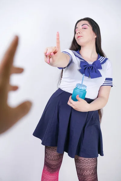 Vystrašená dívka ve školní anime uniformě na bílém pozadí — Stock fotografie