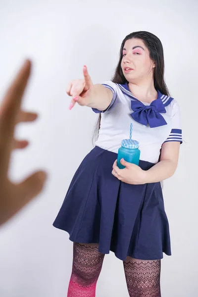 Chica asustada en uniforme de anime de la escuela sobre fondo blanco — Foto de Stock