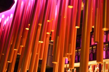 İç plastik tüplerin soyut kurulumu. Sıradışı avize.