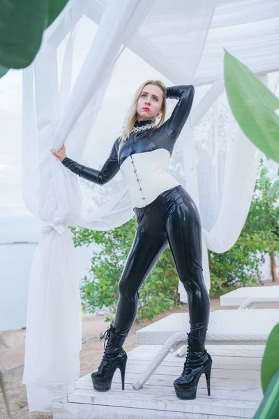 beyaz korse ile siyah lateks catsuit ince genç sarışın kölelik kız