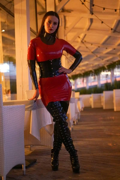 Courageuse fille en latex marche en public et montre son exhibitionnisme — Photo