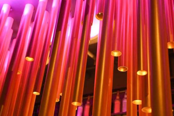Instalarea abstractă a tuburilor de plastic în interior. candelabru neobișnuit . — Fotografie, imagine de stoc