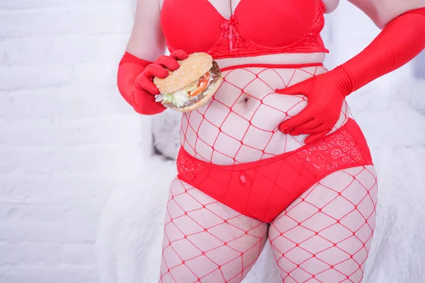 큰 여자는 패스트 푸드를 먹는다. 건강에 해로운 음식 개념 과 플러스 크기 여성 란제리. — 스톡 사진