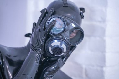 Gasmask ile lateks kauçuk siyah catsuit Adam