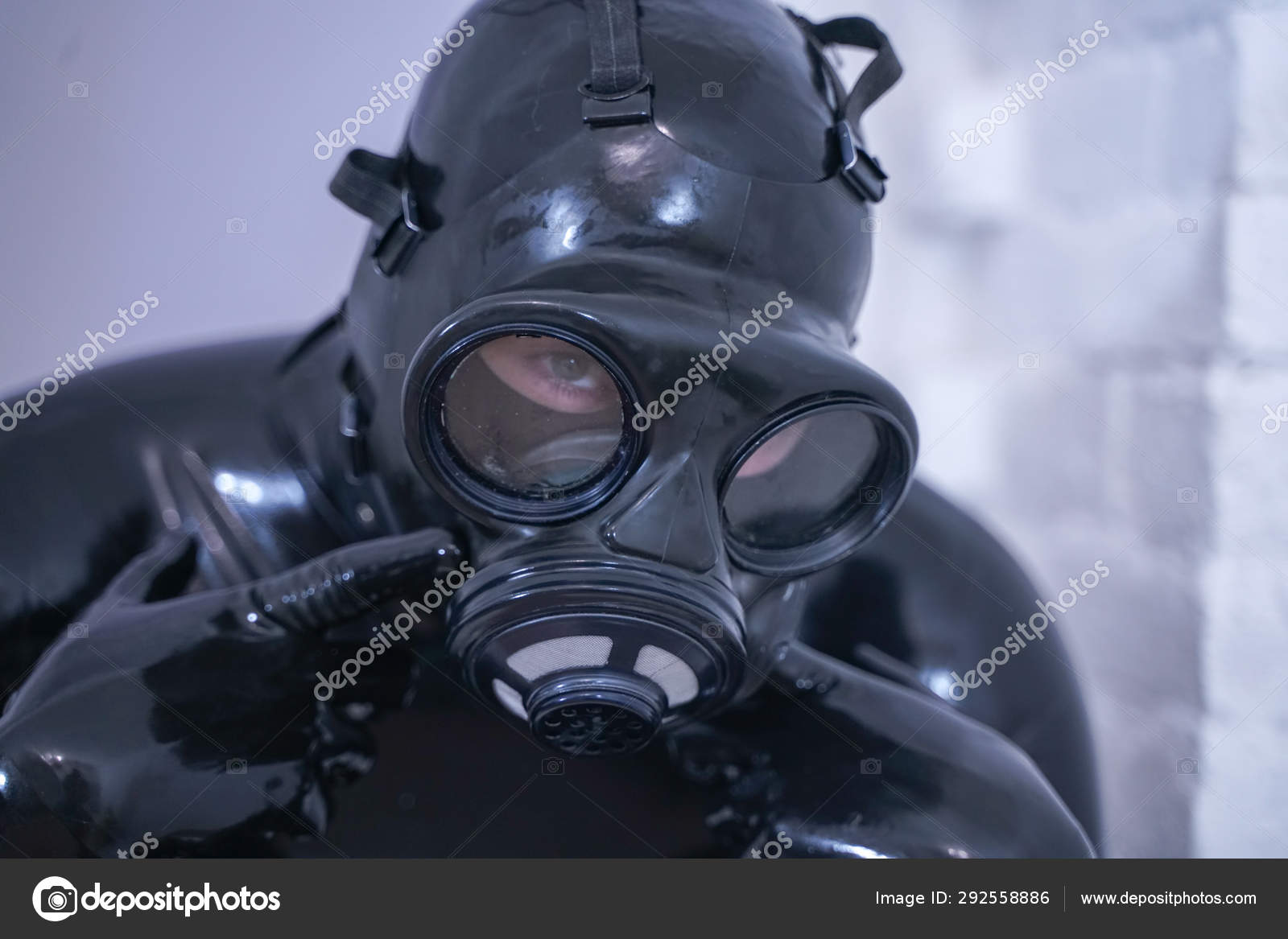 Volg ons Great Barrier Reef Weven Man in the latex rubber black catsuit with gasmask Stock Photo by ©agnadevi  292558886