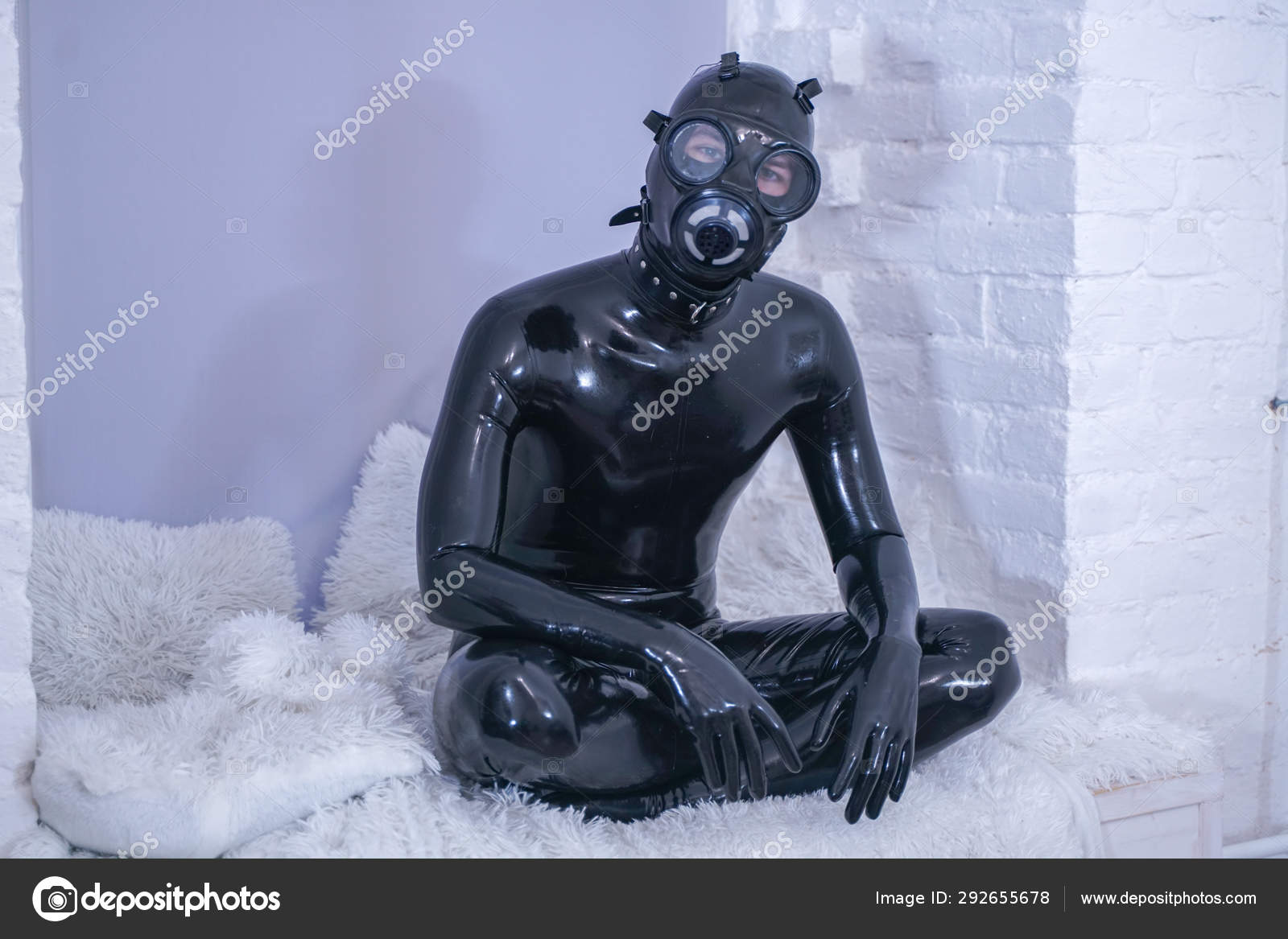 Paragraaf Blind Plotselinge afdaling Man in the latex rubber black catsuit with gasmask Stock Photo by ©agnadevi  292655678