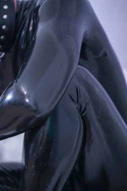 Gasmask ile lateks kauçuk siyah catsuit Adam