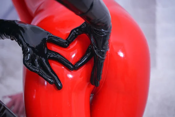 Fetišová latexová dvojice v červeném obleku a celkově černě s plynovou maskou — Stock fotografie