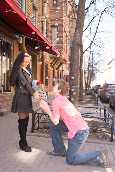 Feliz madre tomando rosa roja de la mano de los hijos — Foto de Stock