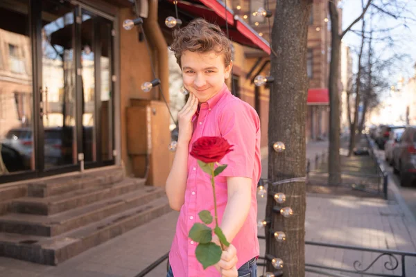 Cute chłopiec Pan prezentacji czerwona róża do kamery, Walentynki — Zdjęcie stockowe