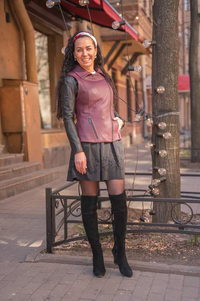 Portrait de belle jeune femme portant une veste en cuir élégante — Photo