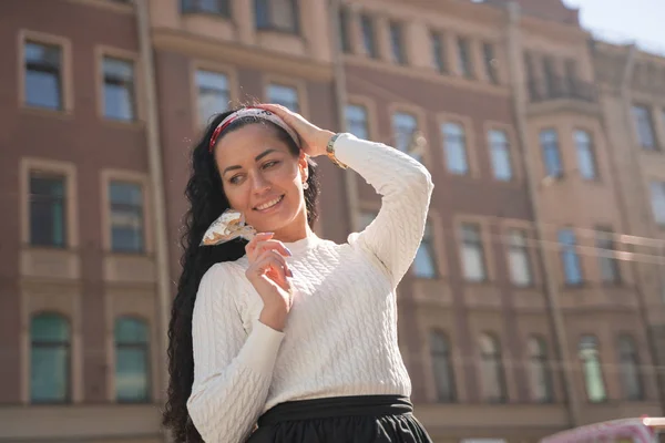 Bastante feliz mujer caucásica caminando en la ciudad con piruleta — Foto de Stock