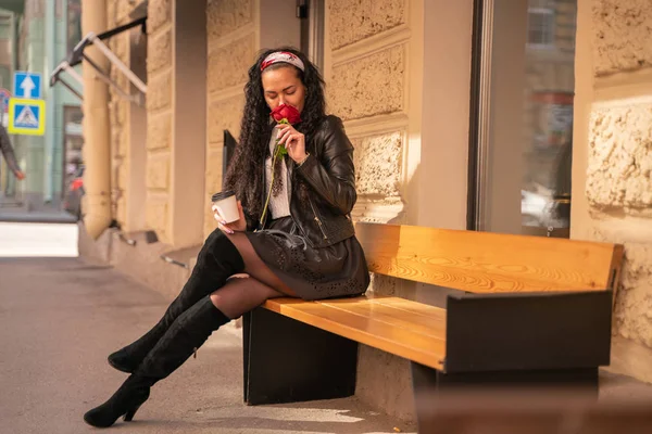 Pretty Happy glad ung kvinna med papper kaffekopp på gatan — Stockfoto