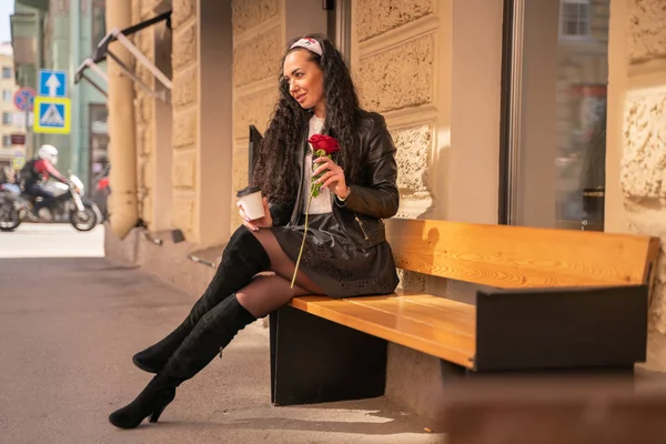 Bastante feliz joven alegre con taza de café de papel en la calle — Foto de Stock