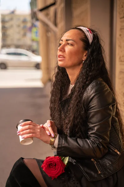 Mujer esperando a alguien con café en la calle al aire libre — Foto de Stock