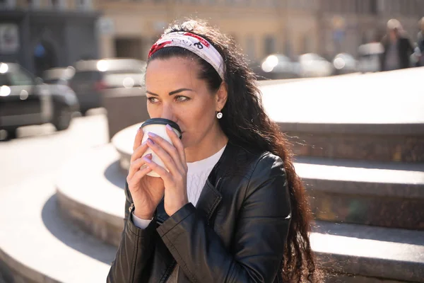 Pretty Happy glad ung kvinna med papper kaffekopp på gatan — Stockfoto