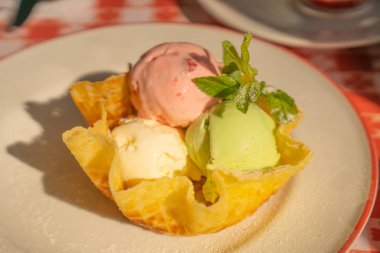 Kafede masada lezzetli vanilyalı dondurma ile Waffle tabağı