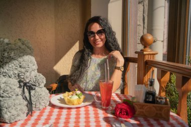 yaz sıcak havalarda dondurma yiyen genç kız moda portre