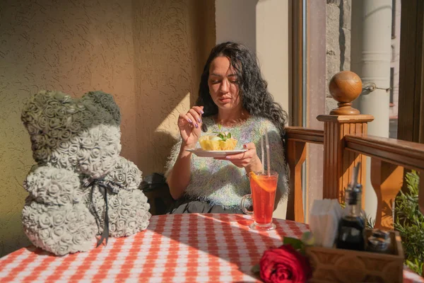 Retrato de moda de menina comendo sorvete no verão tempo quente — Fotografia de Stock