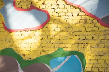 kimse ile boya katmanları ile parlak eski şehir tuğla duvar