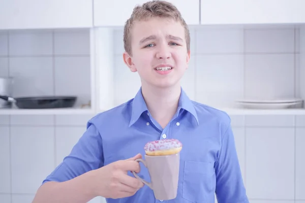 Frühreifer schöner Junge weigert sich ungesunde Nahrung zu essen — Stockfoto