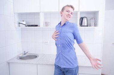 yalnız mutfakta duyguları ile mavi gömlek güzel çocuk