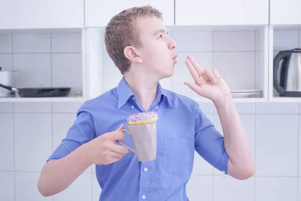 Προεφηβικό όμορφο αγόρι αρνούνται να φάνε ανθυγιεινό φαγητό — Φωτογραφία Αρχείου