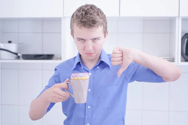 Frühreifer schöner Junge weigert sich ungesunde Nahrung zu essen — Stockfoto