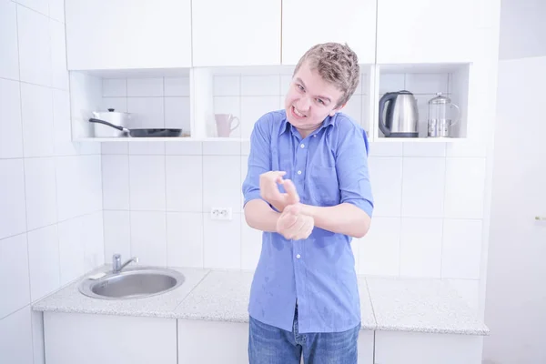 Leuke jongen in blauw overhemd met emoties op alleen keuken — Stockfoto