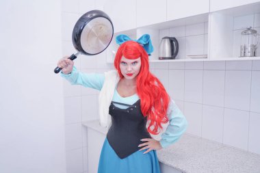 Redhaired artı boyutu kızgın üzgün kadın kızartma tavası tutan