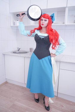 Redhaired artı boyutu kızgın üzgün kadın kızartma tavası tutan