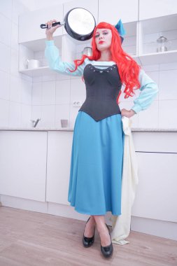 Redhaired artı boyutu kızgın üzgün kadın kızartma tavası tutan