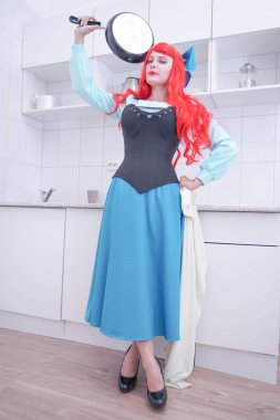 Redhaired artı boyutu kızgın üzgün kadın kızartma tavası tutan