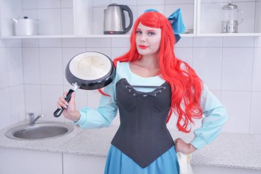 Redhaired artı boyutu kızgın üzgün kadın kızartma tavası tutan