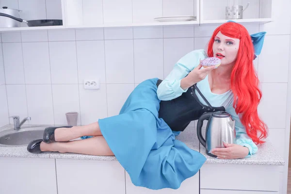 Jong rood haar meisje in blauwe jurk met zwart korset op de keuken — Stockfoto