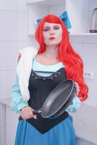 Attractive young woman is washing dishes while doing cleaning at home — Stock Photo, Image