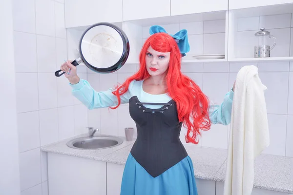Redhaired plus size angry sad woman holding frying pan — Stock Photo, Image