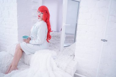 Çay saati. Güzel artı boyutu kadın çay veya kahve seramik fincan tutan ve zevk