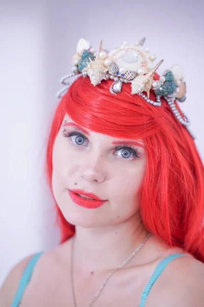 Mooi roodharige meisje met Seashell droomt over vacantions. Zomer reis concept. — Stockfoto