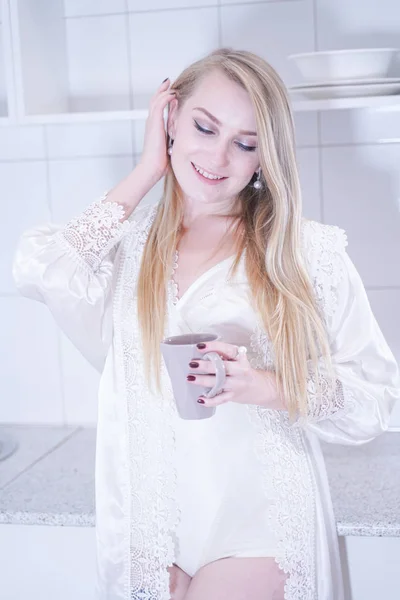 Sexy junge Frau in weißen Dessous in ihrer Küche. — Stockfoto