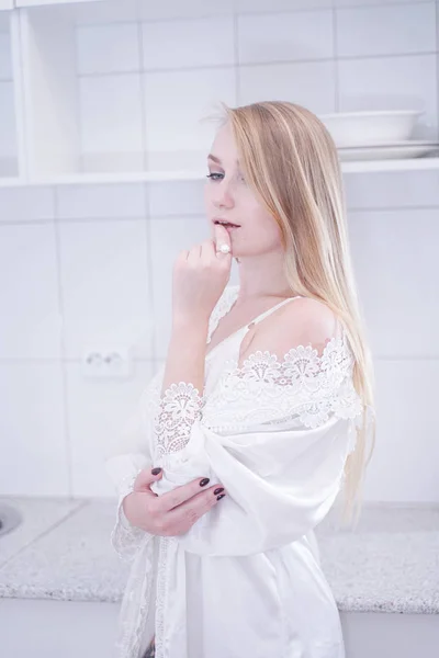 Сексуальна молода жінка в білій білизні на кухні . — стокове фото