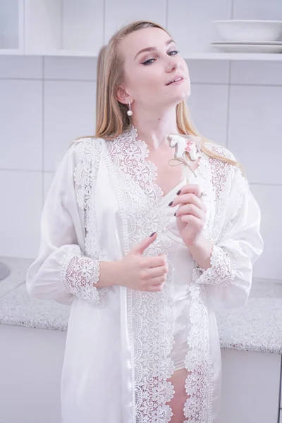 Sexy jeune femme en lingerie blanche dans sa cuisine . — Photo