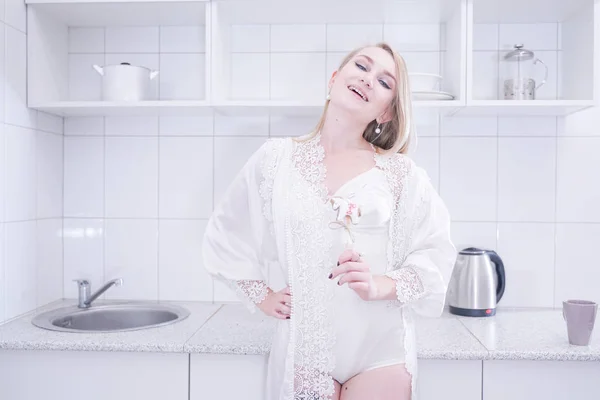 Sexig ung kvinna i vita underkläder i hennes kök. — Stockfoto
