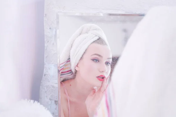 Atrakcyjna młoda kobieta owinięte ręcznik kąpielowy po prysznicem w łazience. — Zdjęcie stockowe