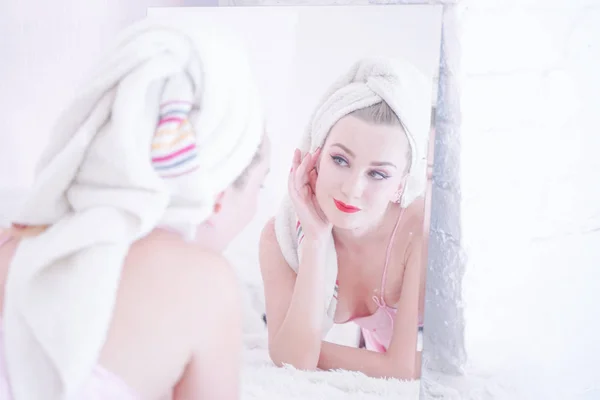 आकर्षक युवा महिला बाथरूम में एक शॉवर के बाद स्नान तौलिया के साथ लपेटी . — स्टॉक फ़ोटो, इमेज